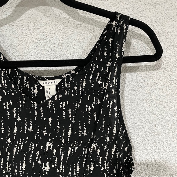 Forever 21 Black Patterned Hi-Low Top - Picture 2 of 7